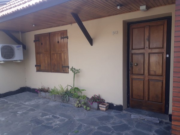 Alsina 900. Casa chalet 3 ambientes con garage.