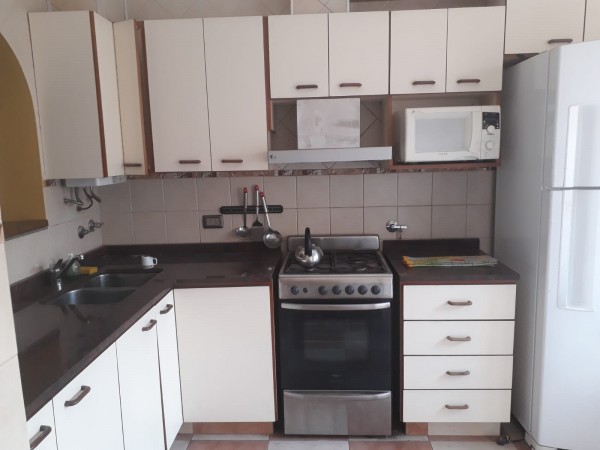 Alsina 900. Casa chalet 3 ambientes con garage.