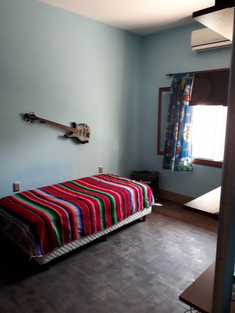 Alsina 900. Casa chalet 3 ambientes con garage.