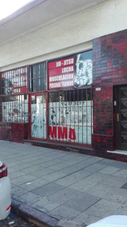 Av. de los Corrales 6700. Local y vivienda.