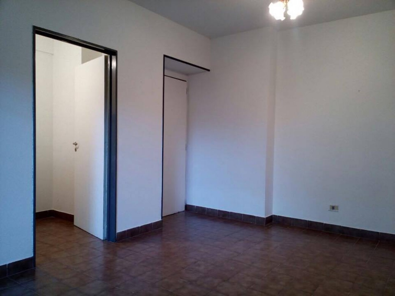 Escalada 4200. Departamento 3 ambientes planta baja con cochera.