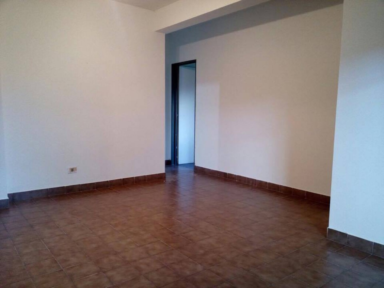 Escalada 4200. Departamento 3 ambientes planta baja con cochera.