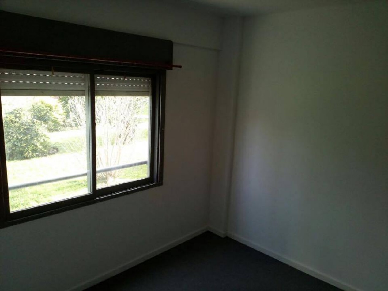 Escalada 4200. Departamento 3 ambientes planta baja con cochera.