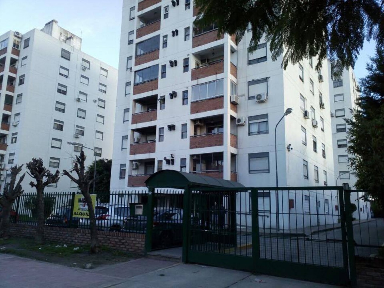 Escalada 4200. Departamento 3 ambientes planta baja con cochera.
