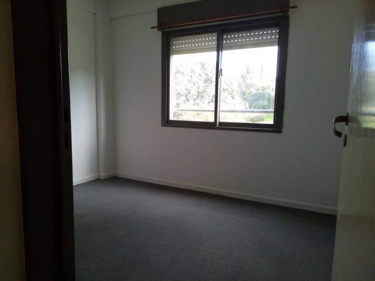 Escalada 4200. Departamento 3 ambientes planta baja con cochera.