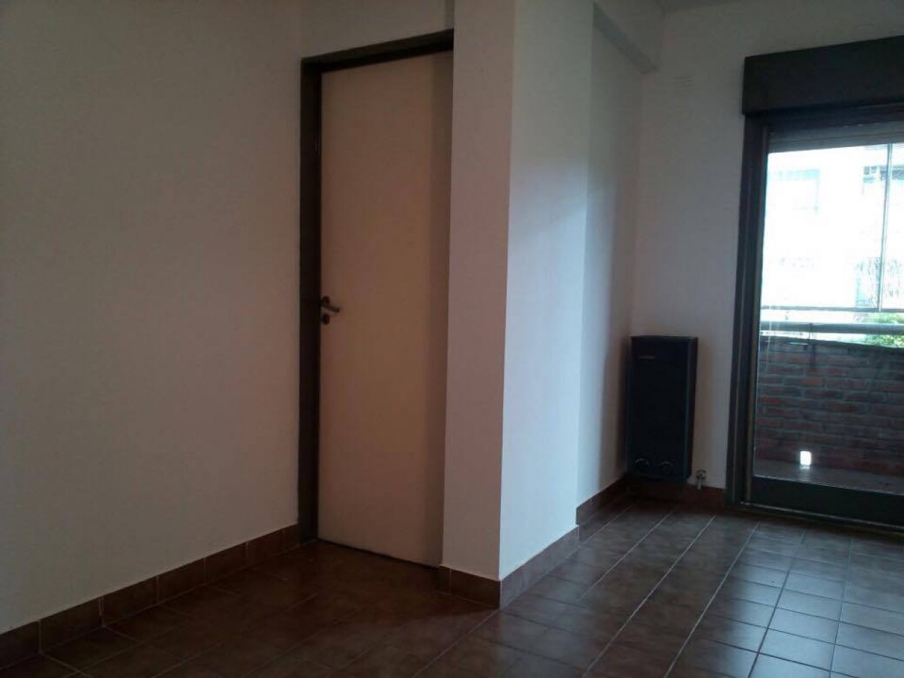 Escalada 4200. Departamento 3 ambientes planta baja con cochera.