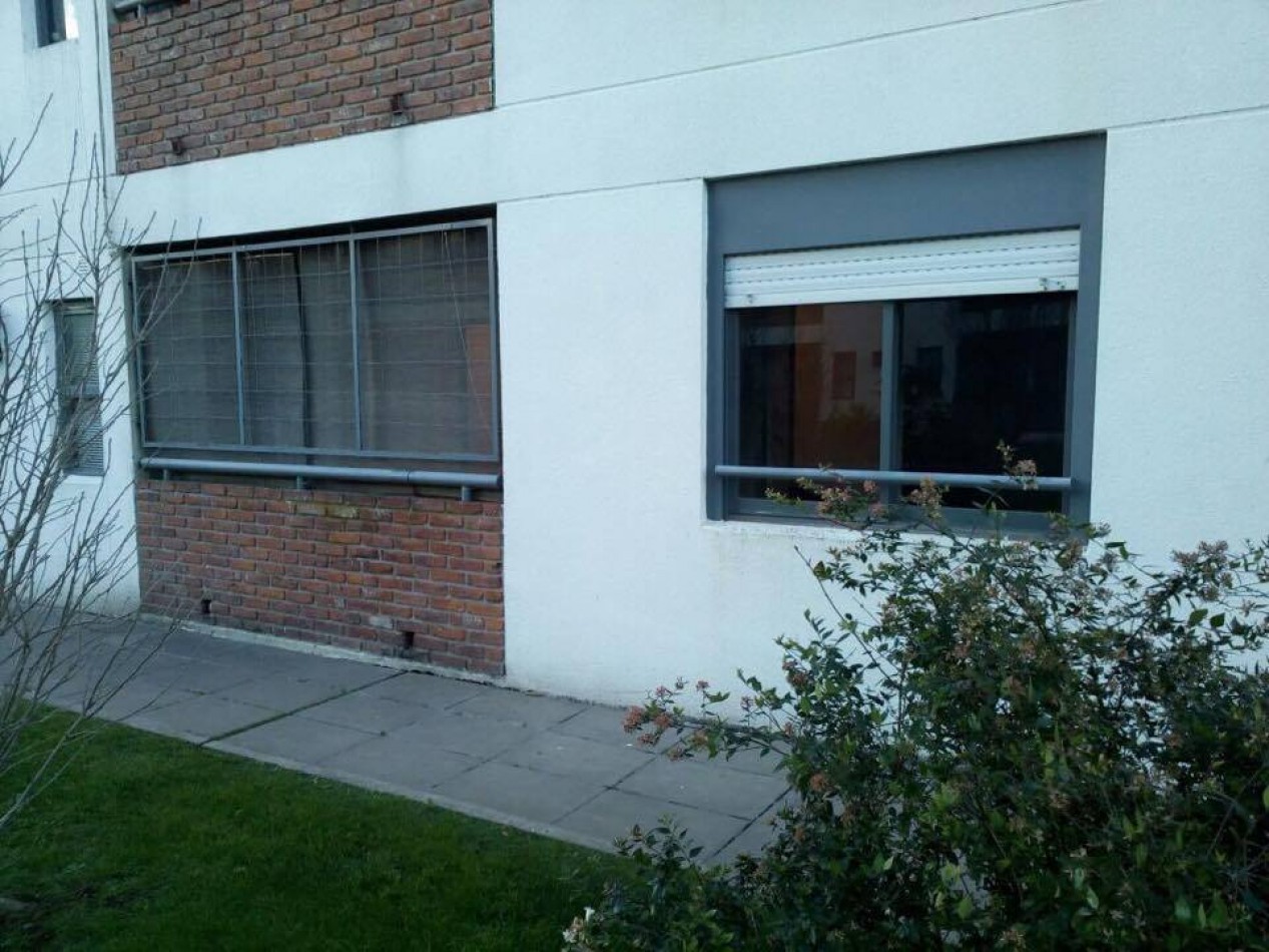 Escalada 4200. Departamento 3 ambientes planta baja con cochera.