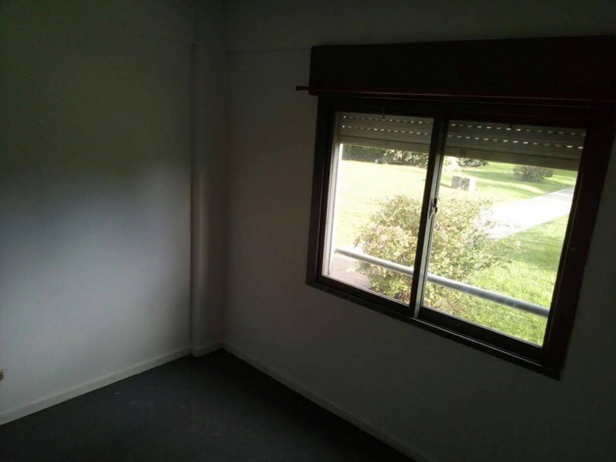 Escalada 4200. Departamento 3 ambientes planta baja con cochera.