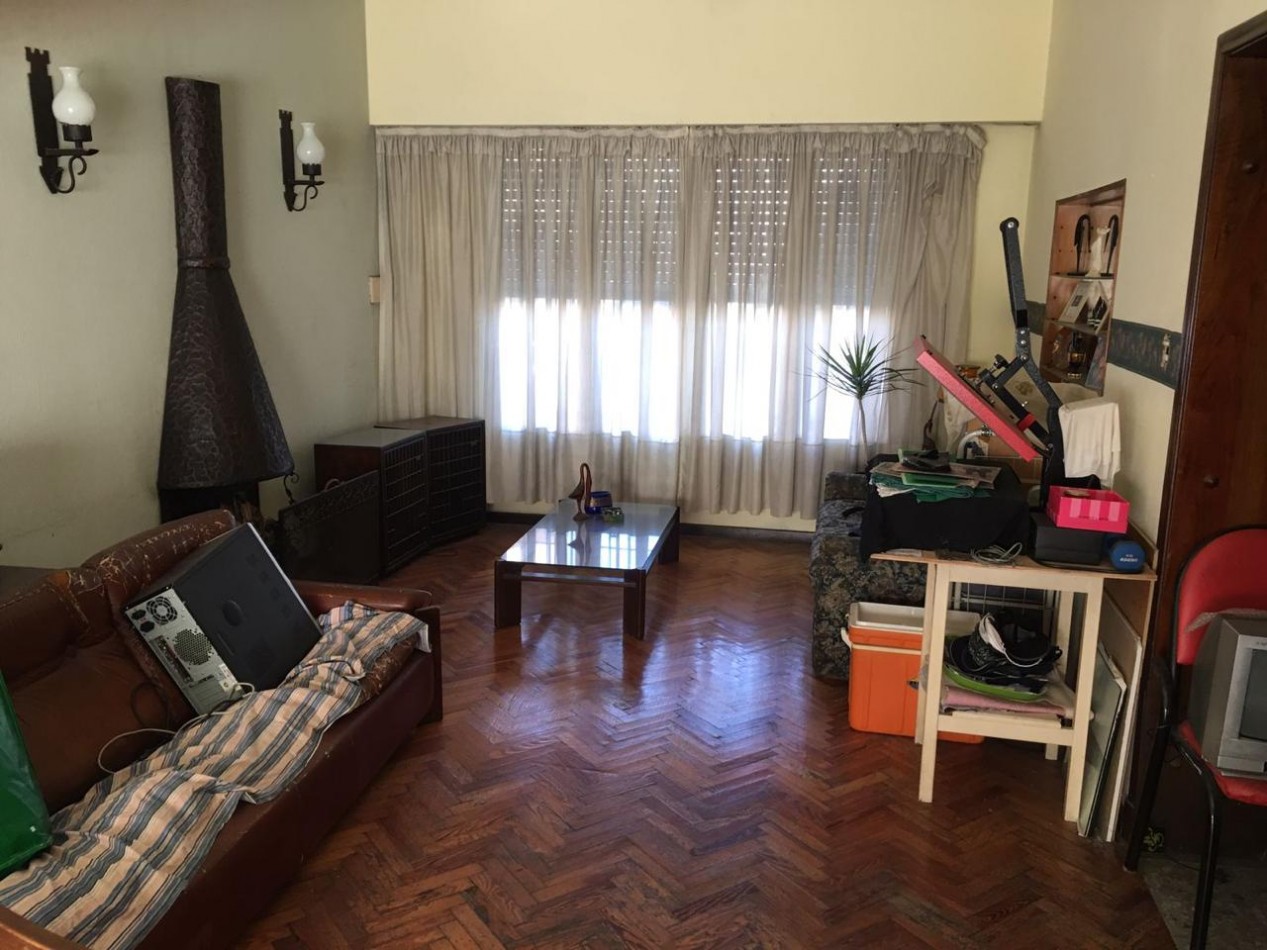 Jose Leon Suarez 500. Casa 5 ambientes, ex municipal.