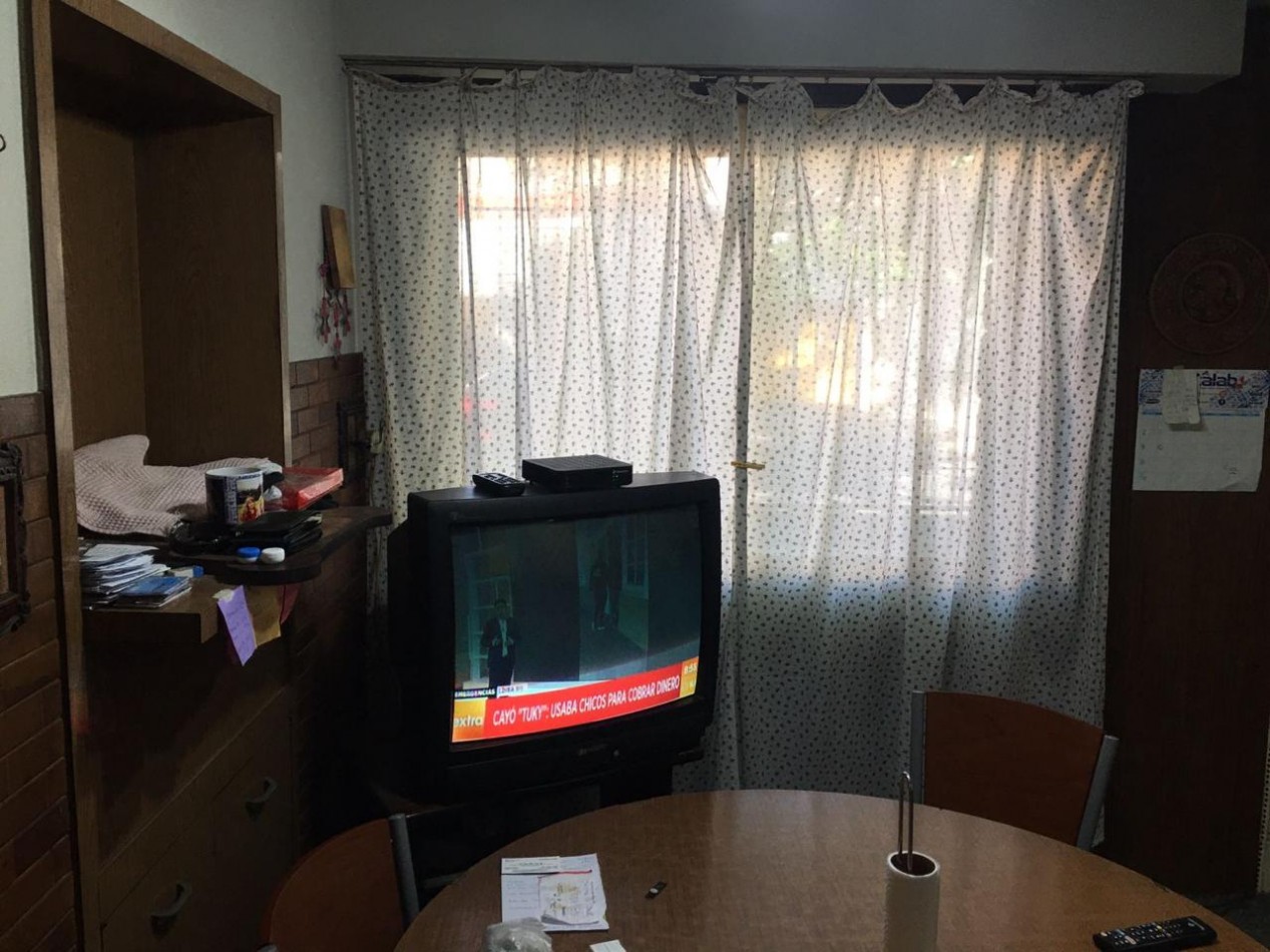 Jose Leon Suarez 500. Casa 5 ambientes, ex municipal.