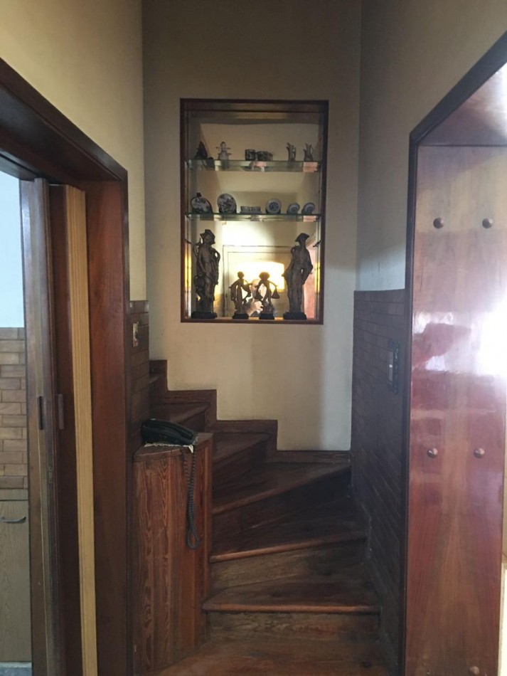 Jose Leon Suarez 500. Casa 5 ambientes, ex municipal.