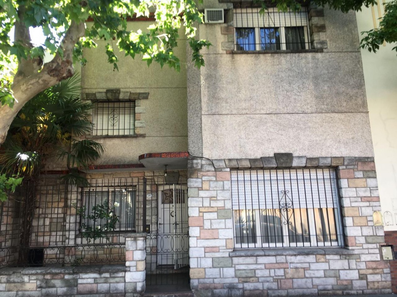 Jose Leon Suarez 500. Casa 5 ambientes, ex municipal.