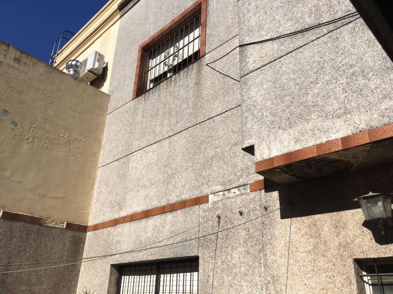 Jose Leon Suarez 500. Casa 5 ambientes, ex municipal.