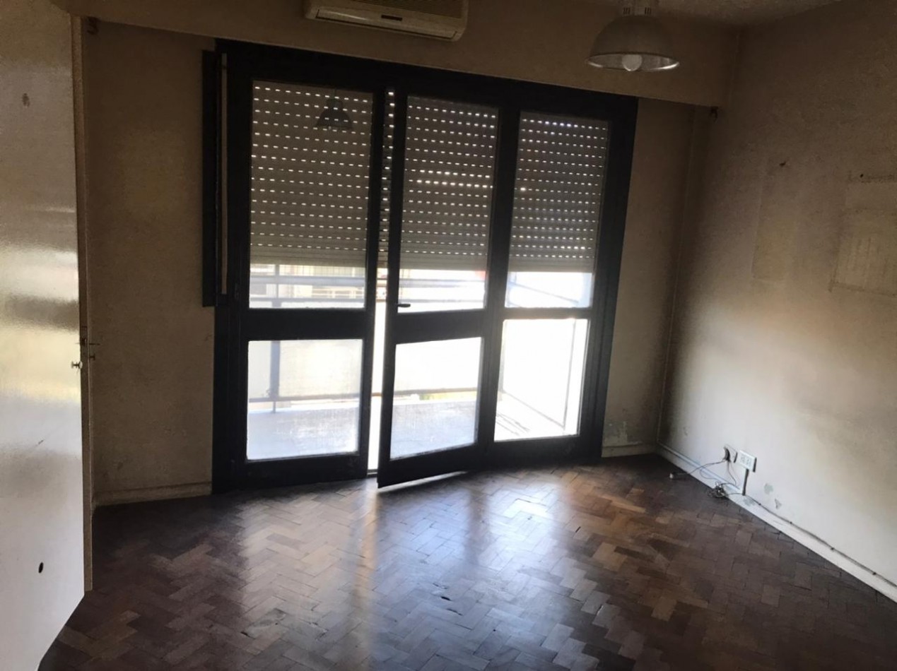 Rawson 200. Departamento 3 ambientes con dependencia de servicio.