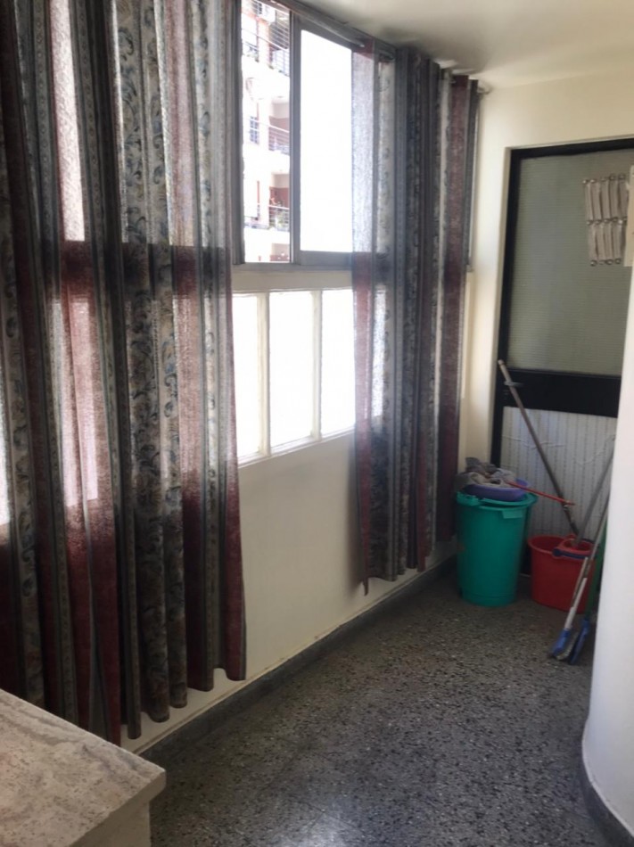 Rawson 200. Departamento 3 ambientes con dependencia de servicio.