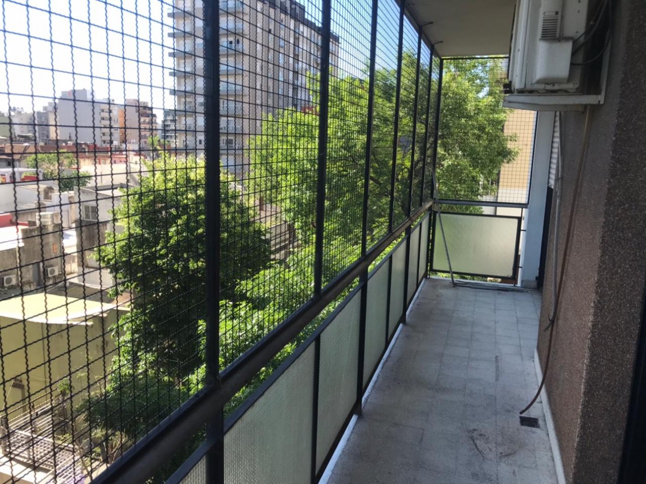 Rawson 200. Departamento 3 ambientes con dependencia de servicio.