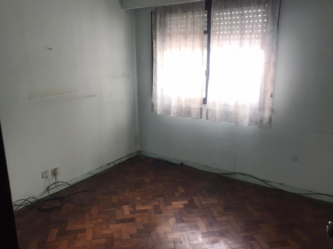 Rawson 200. Departamento 3 ambientes con dependencia de servicio.