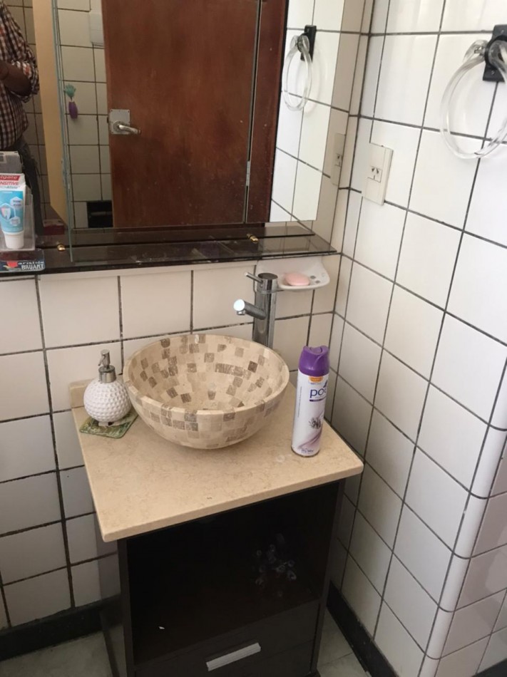 Rawson 200. Departamento 3 ambientes con dependencia de servicio.