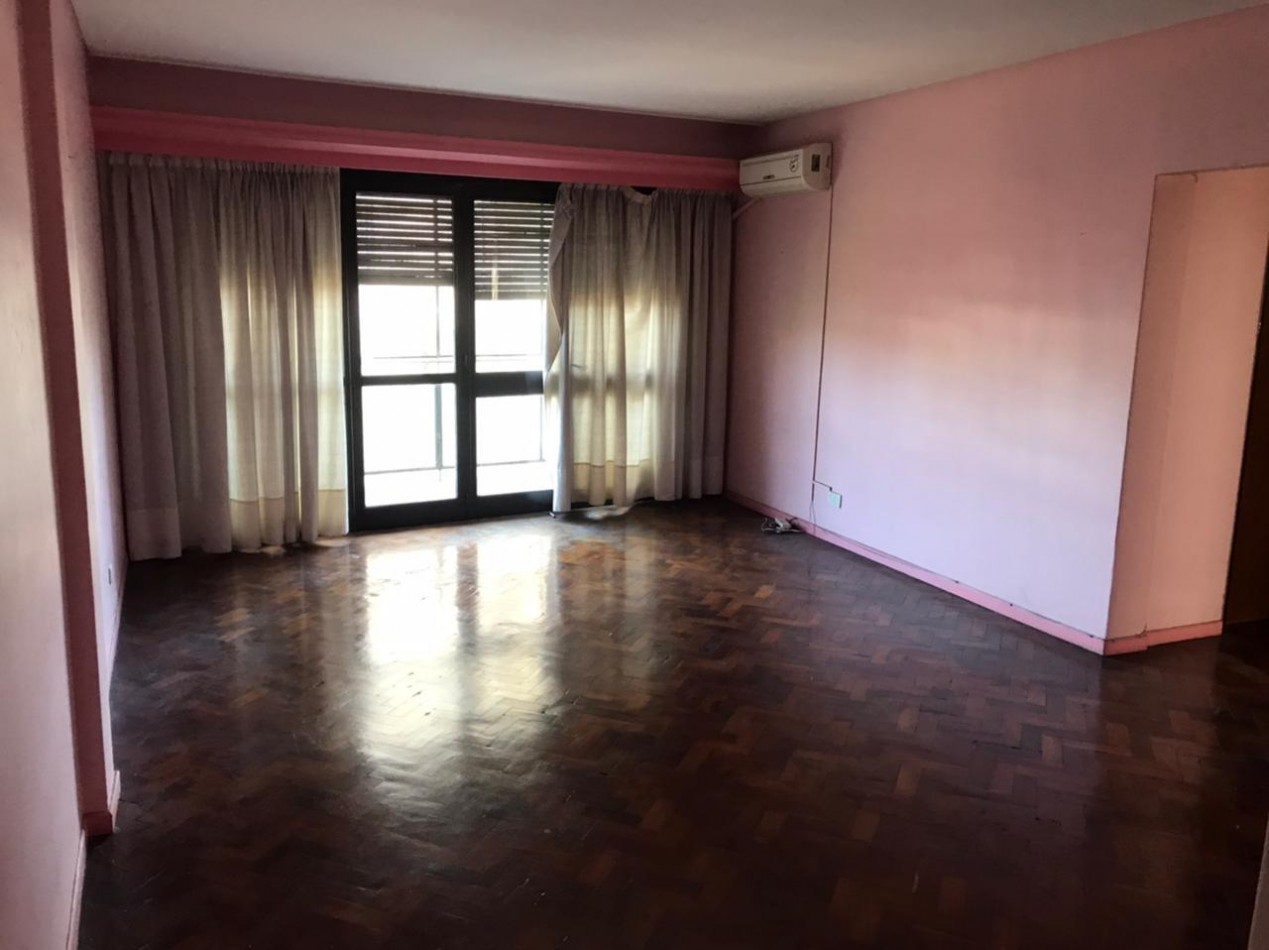 Rawson 200. Departamento 3 ambientes con dependencia de servicio.