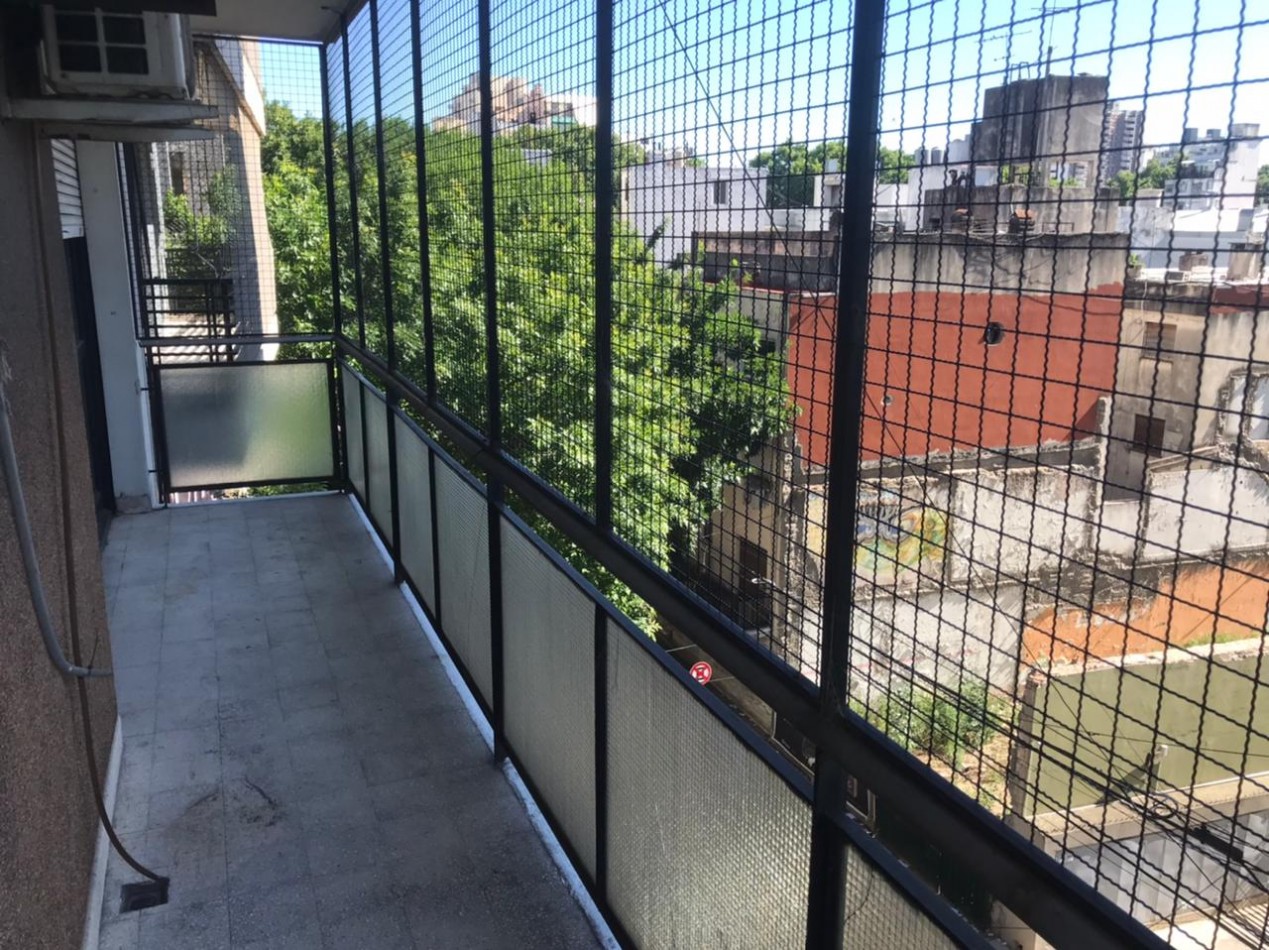 Rawson 200. Departamento 3 ambientes con dependencia de servicio.