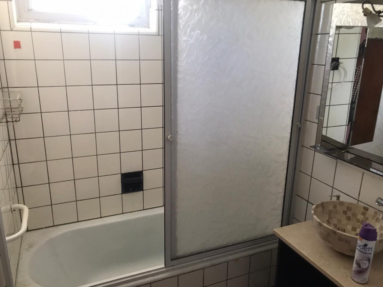 Rawson 200. Departamento 3 ambientes con dependencia de servicio.