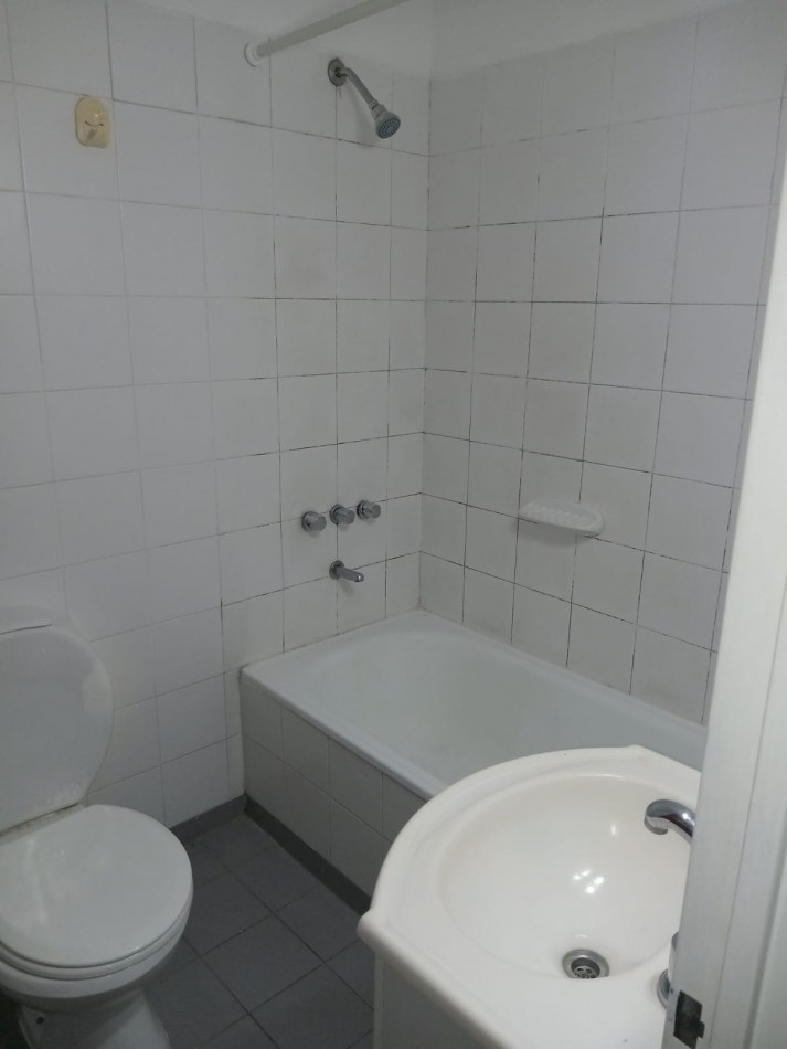 Manuel Artigas 5100. Departamento 3 ambientes al frente.