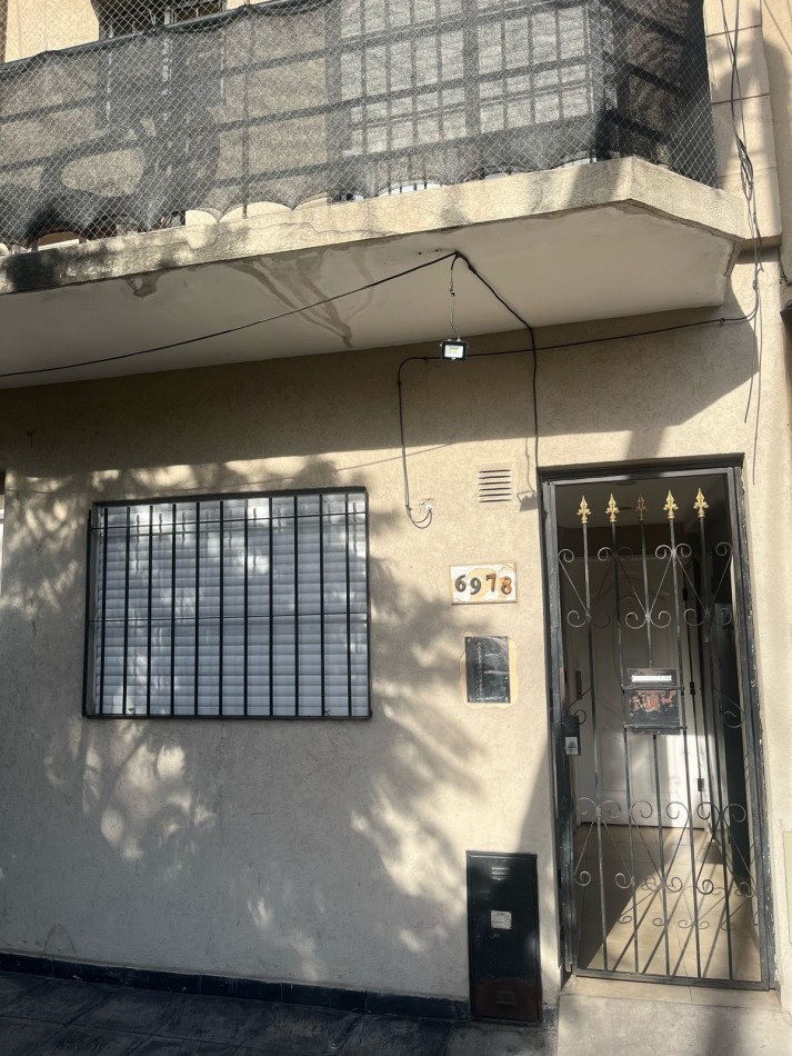 Zequeira 6900. PH 2 ambientes planta baja con patio.