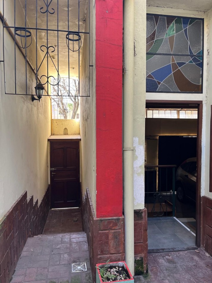 Larrañaga 700. PH 3 ambientes al frente con garage.