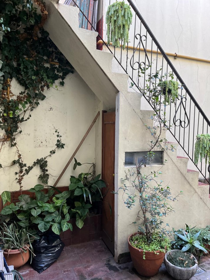 Larrañaga 700. PH 3 ambientes al frente con garage.