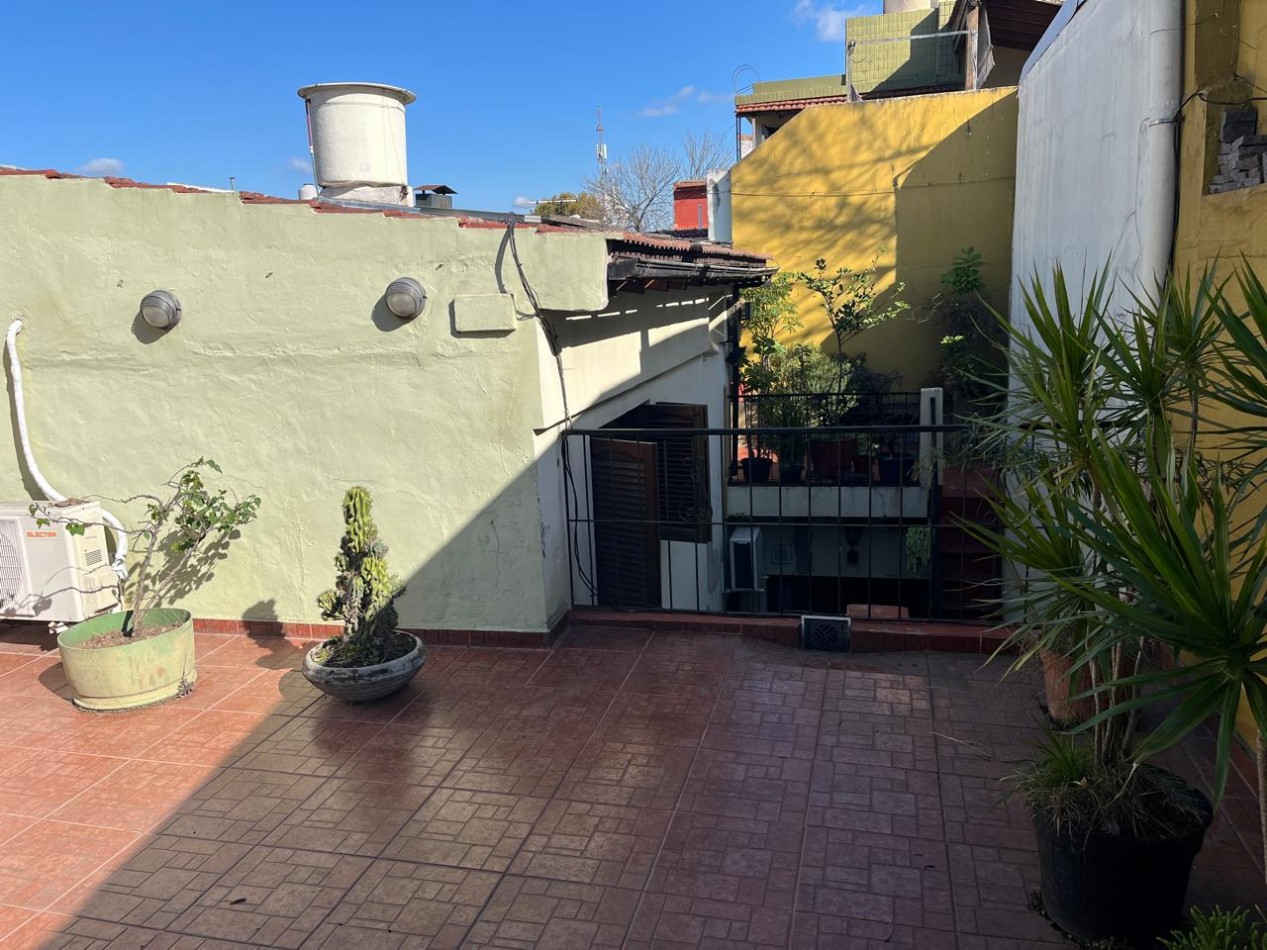 Larrañaga 700. PH 3 ambientes al frente con garage.