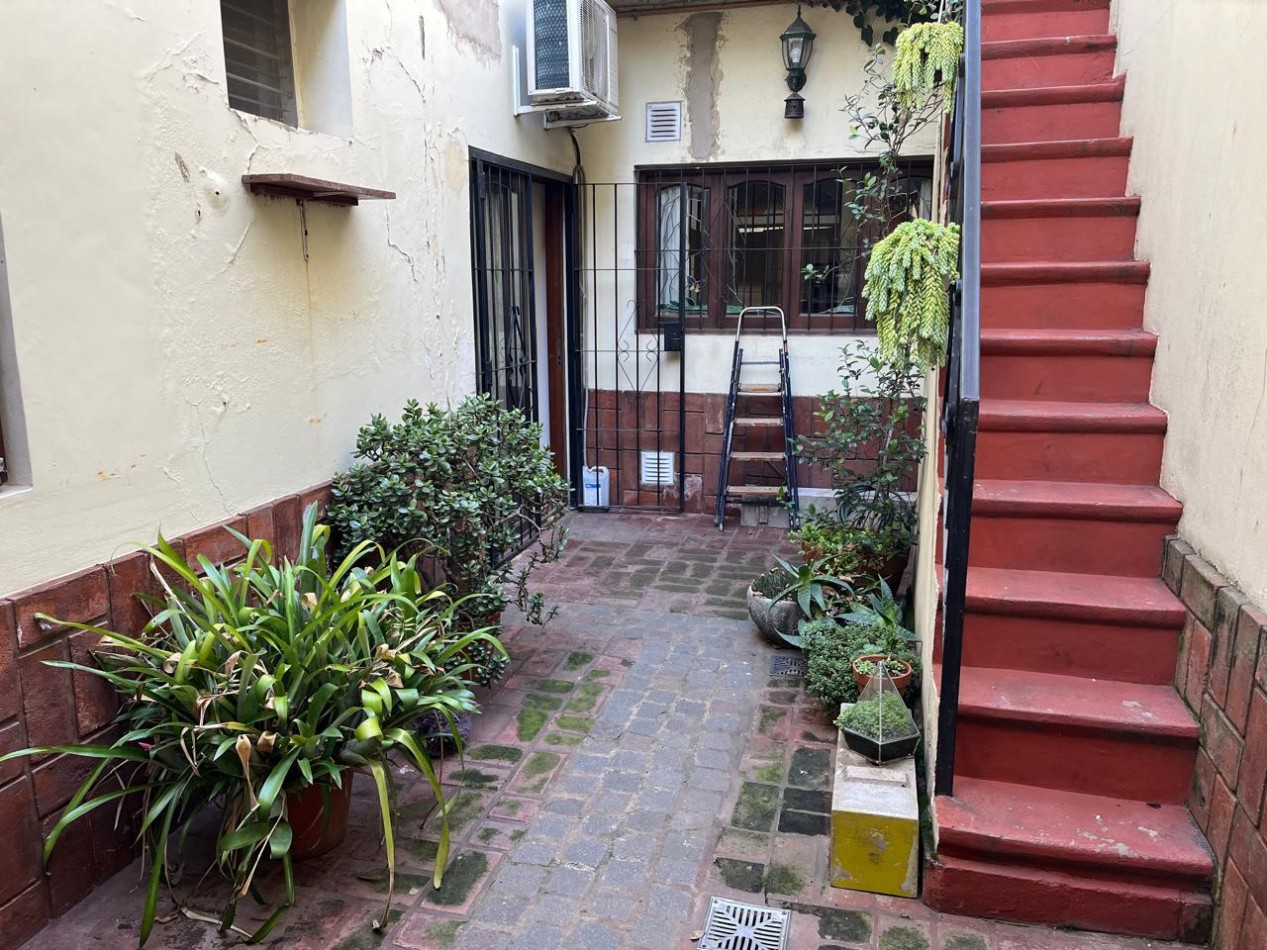 Larrañaga 700. PH 3 ambientes al frente con garage.