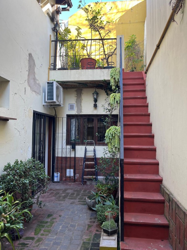 Larrañaga 700. PH 3 ambientes al frente con garage.