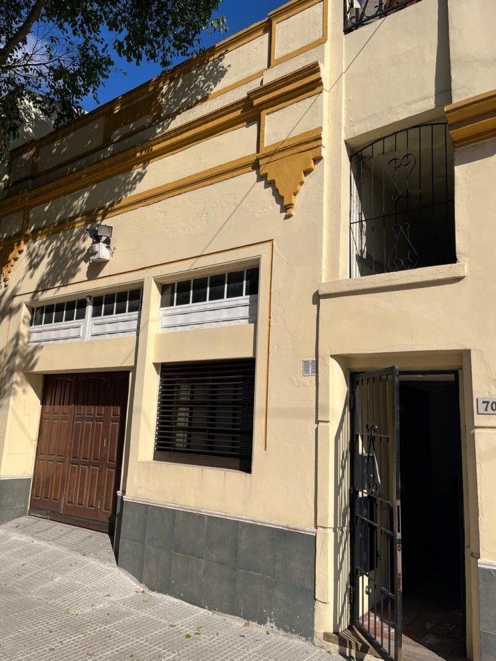 Larrañaga 700. PH 3 ambientes al frente con garage.