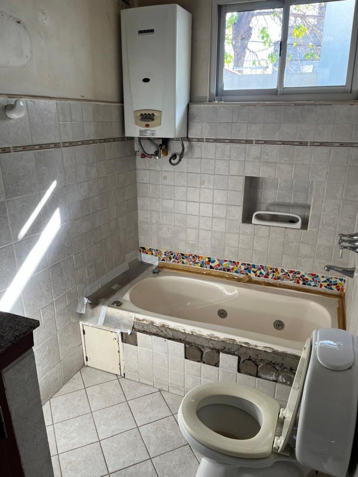 Larrañaga 700. PH 3 ambientes al frente con garage.