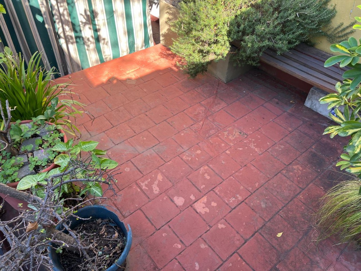 Larrañaga 700. PH 3 ambientes al frente con garage.