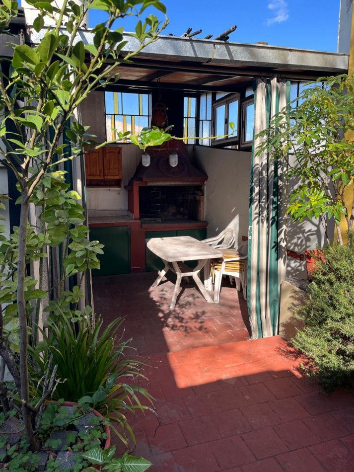 Larrañaga 700. PH 3 ambientes al frente con garage.