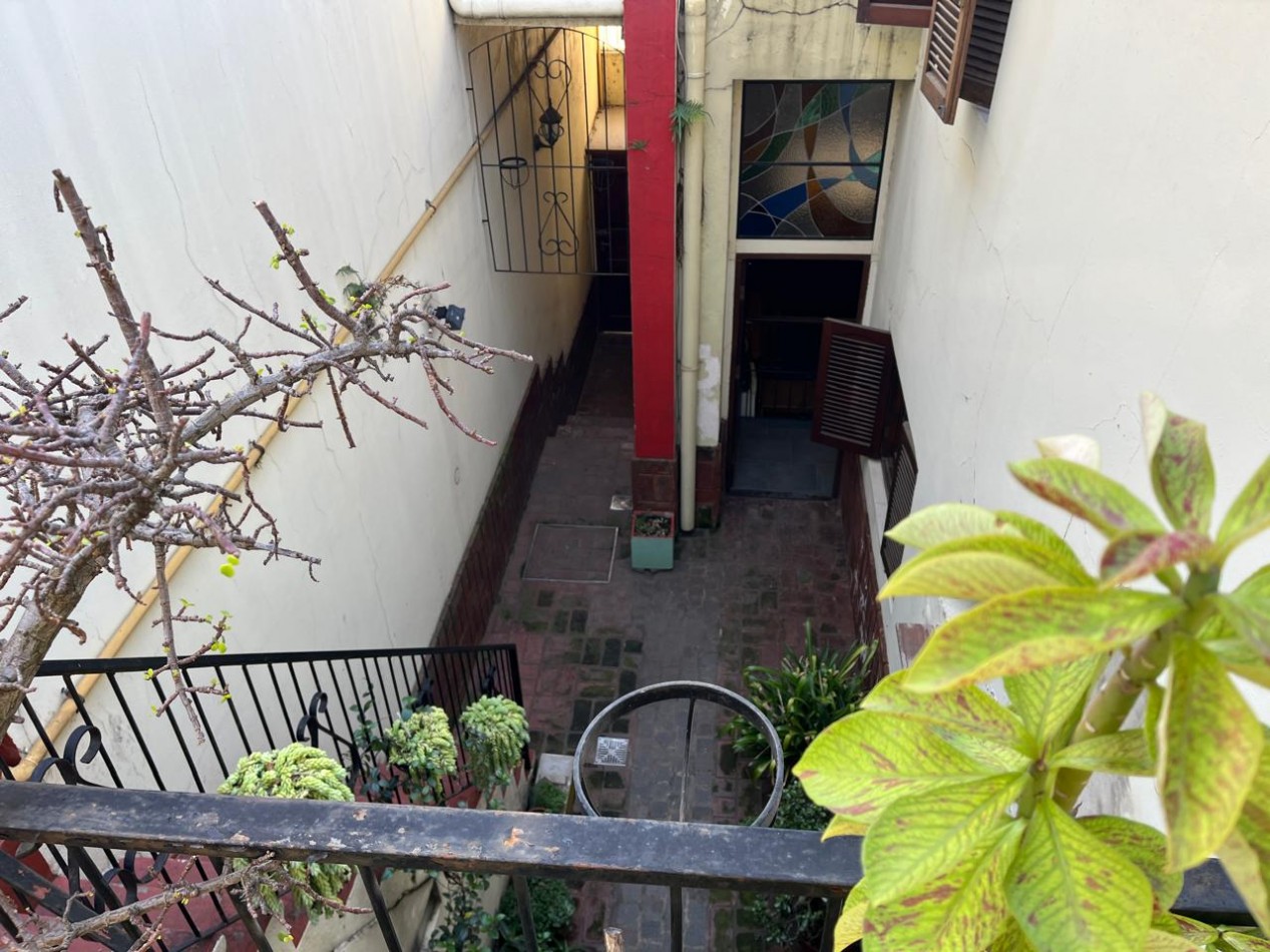 Larrañaga 700. PH 3 ambientes al frente con garage.