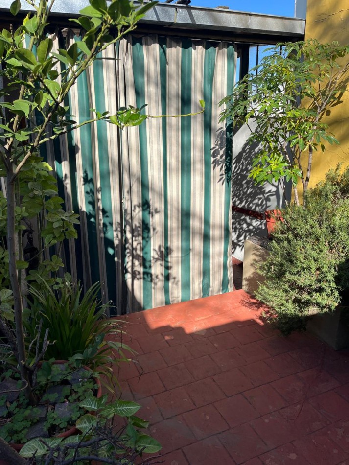 Larrañaga 700. PH 3 ambientes al frente con garage.