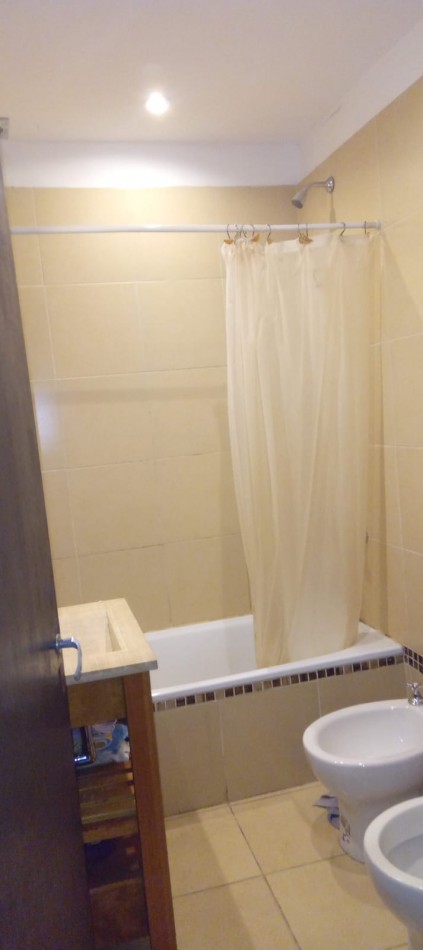 Origone 900. Casa 3 ambientes con entrepiso a terminar.