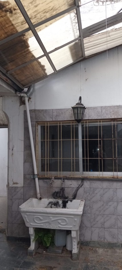 Montiel 700. Casa 4 ambientes a refaccionar.