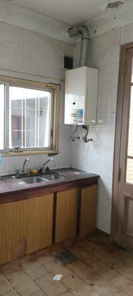 Montiel 700. Casa 4 ambientes a refaccionar.