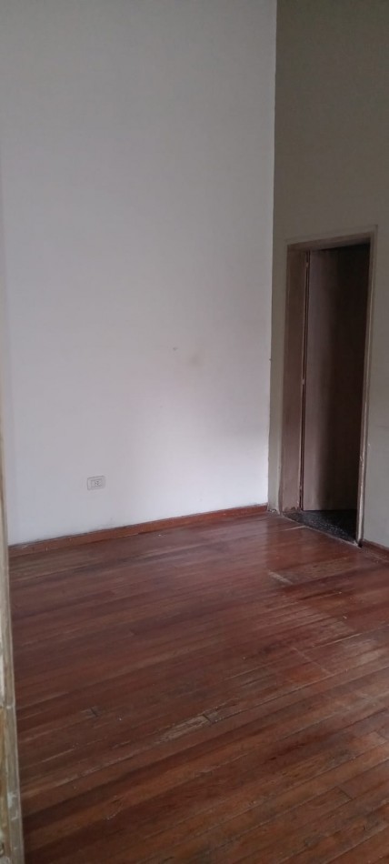 Montiel 700. Casa 4 ambientes a refaccionar.