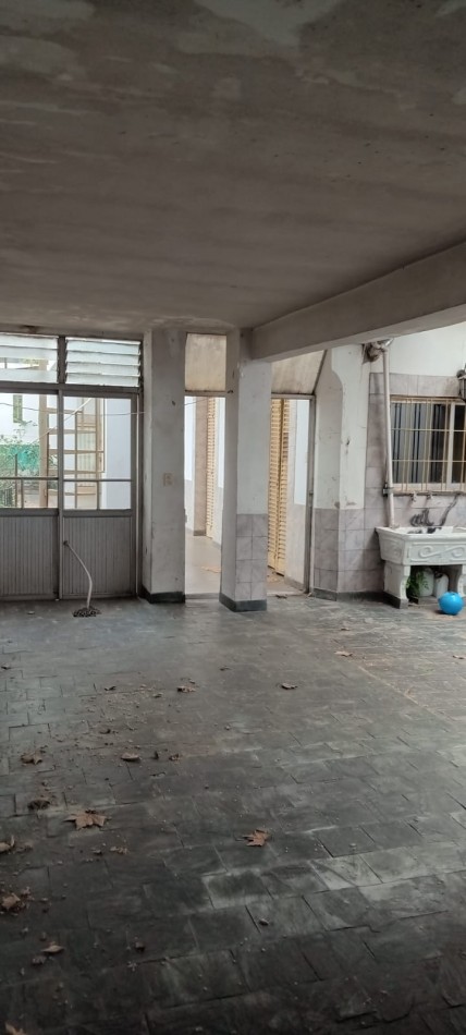 Montiel 700. Casa 4 ambientes a refaccionar.