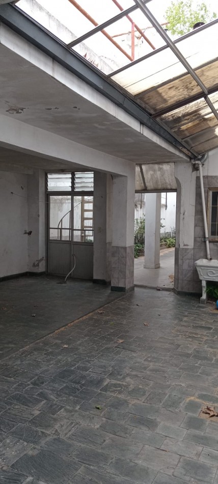 Montiel 700. Casa 4 ambientes a refaccionar.