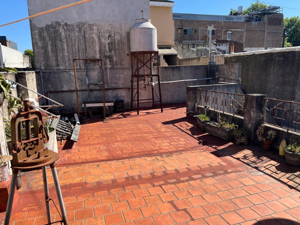 Timoteo Gordillo 2500. PH 2 1/2 ambientes patio y terraza.