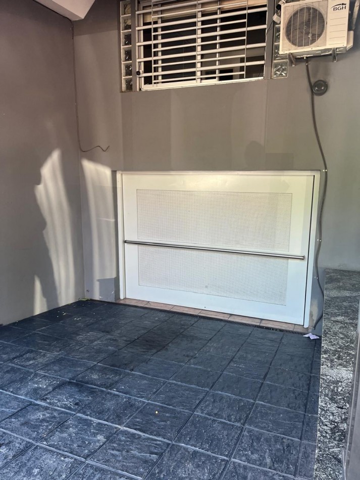 Larrazabal 1100. Departamento 4 ambientes con cochera.