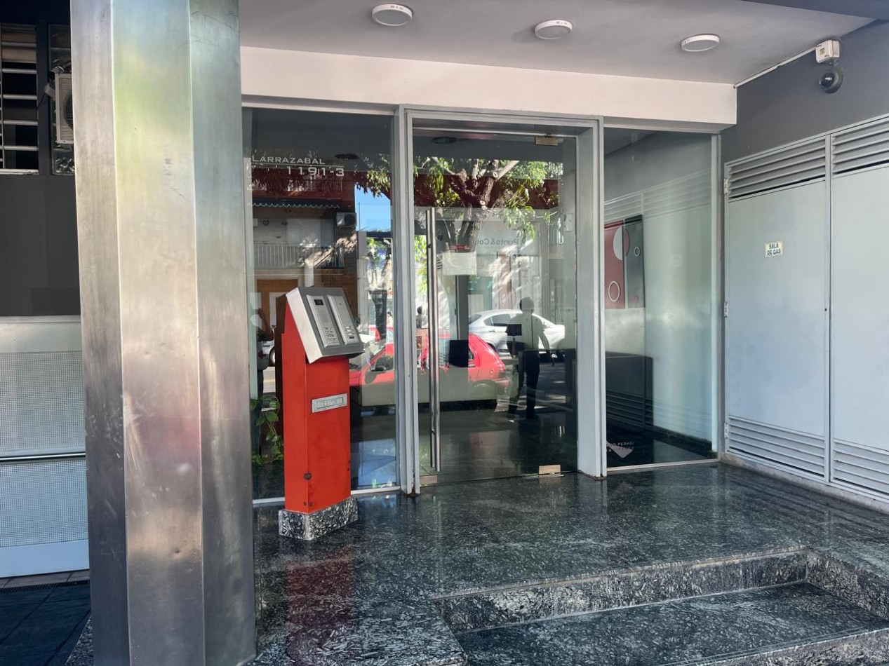 Larrazabal 1100. Departamento 4 ambientes con cochera.