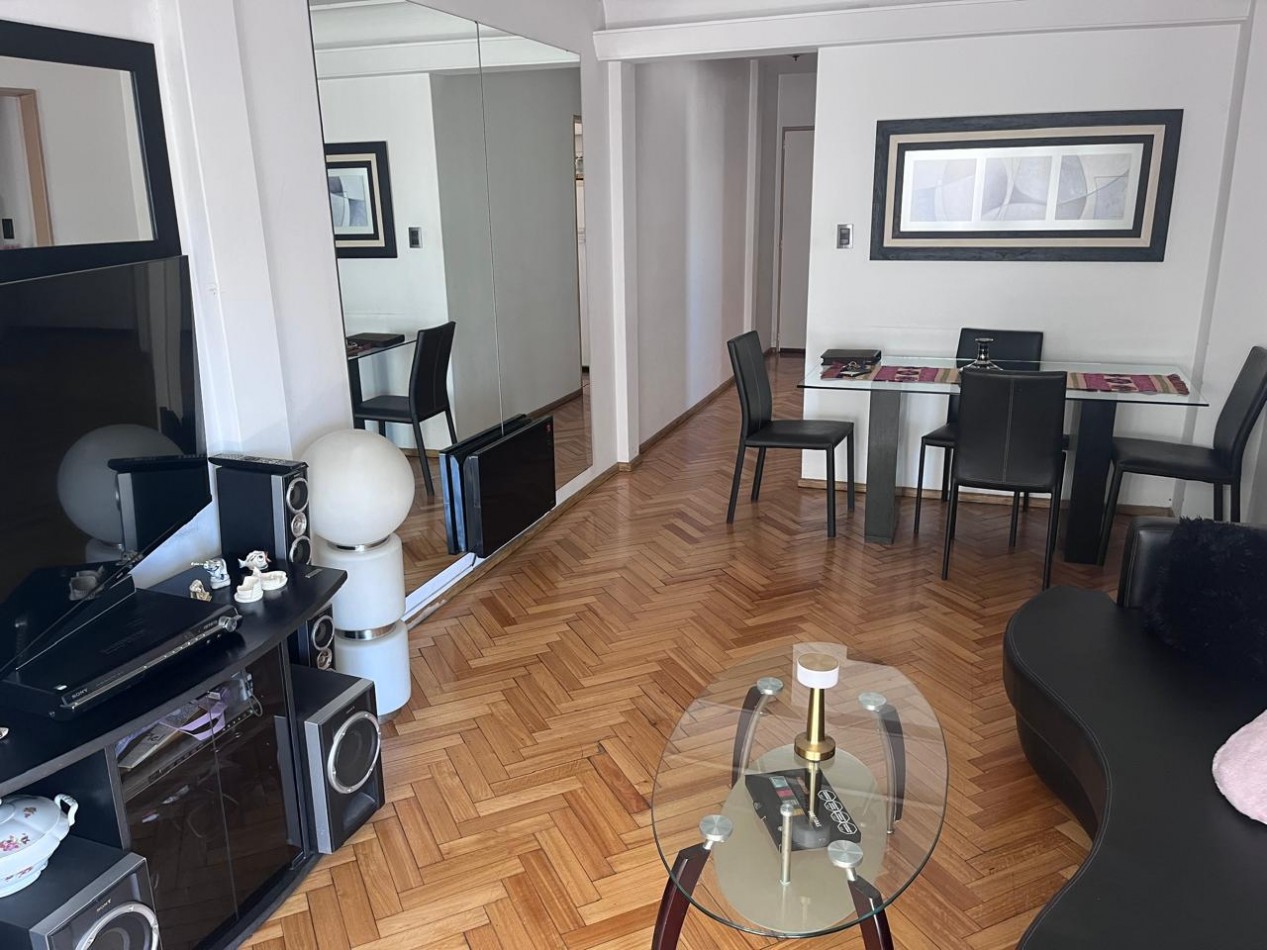 Sarandi 1100. Departamento 3 ambientes frente.