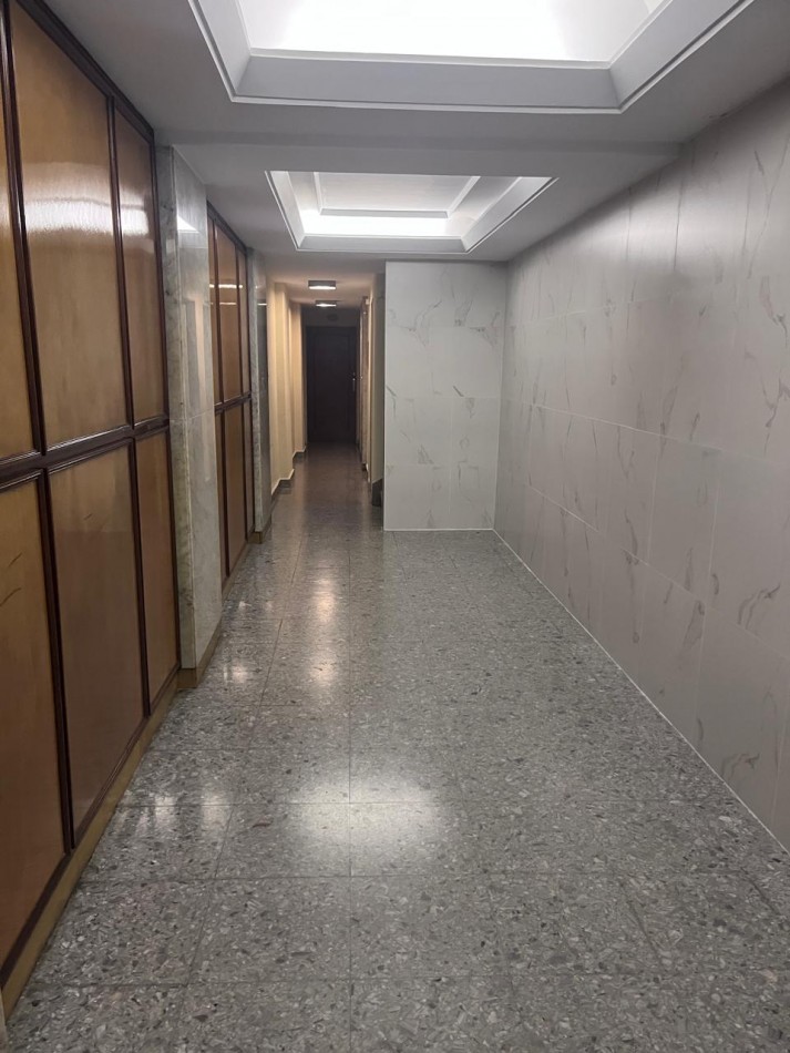 Sarandi 1100. Departamento 3 ambientes frente.