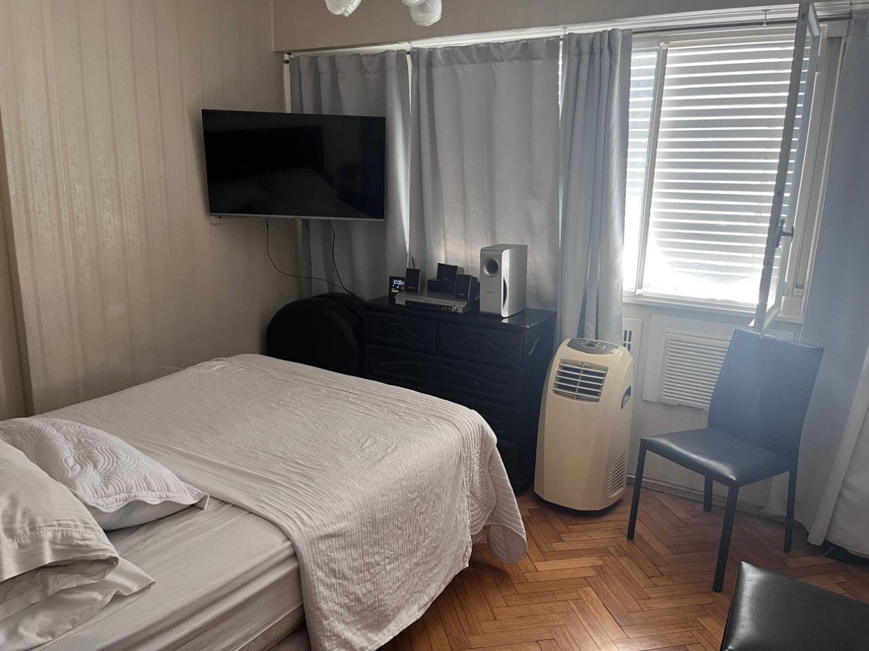 Sarandi 1100. Departamento 3 ambientes frente.